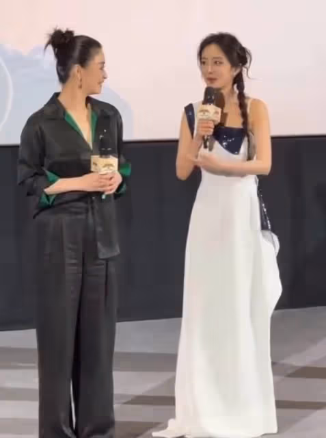 黃渤曬與楊冪蔣欣合照，蔣欣瘦出新高度，巴掌臉和大冪冪差不多