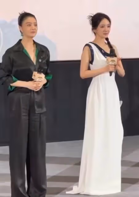 黃渤曬與楊冪蔣欣合照，蔣欣瘦出新高度，巴掌臉和大冪冪差不多
