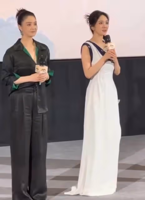 黃渤曬與楊冪蔣欣合照，蔣欣瘦出新高度，巴掌臉和大冪冪差不多