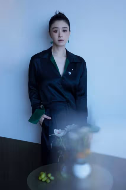 黃渤曬與楊冪蔣欣合照，蔣欣瘦出新高度，巴掌臉和大冪冪差不多