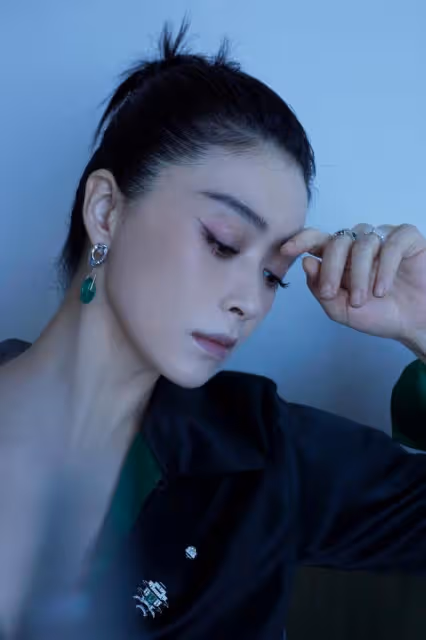 黃渤曬與楊冪蔣欣合照，蔣欣瘦出新高度，巴掌臉和大冪冪差不多
