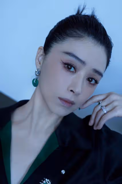 黃渤曬與楊冪蔣欣合照，蔣欣瘦出新高度，巴掌臉和大冪冪差不多
