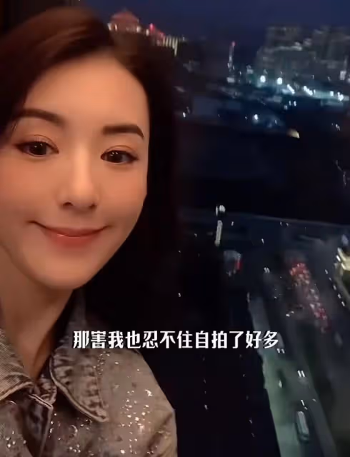 方媛帶全家支持老公演唱會，倆女兒全程跟唱，郭富城給妻女送飛吻