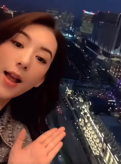 方媛帶全家支持老公演唱會，倆女兒全程跟唱，郭富城給妻女送飛吻