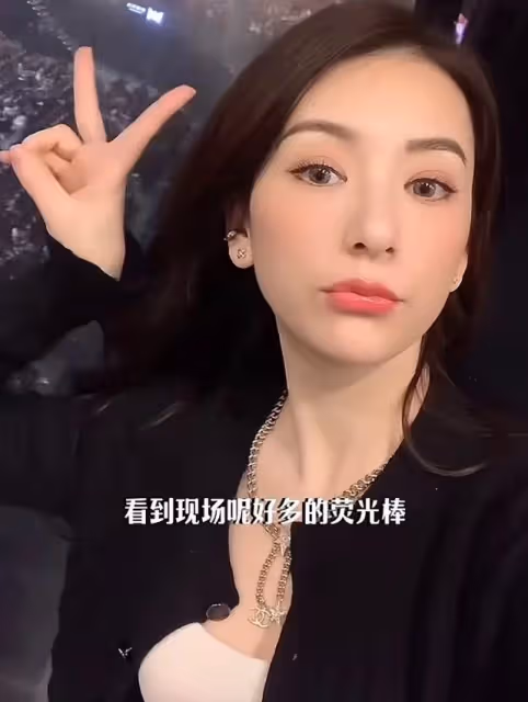 方媛帶全家支持老公演唱會，倆女兒全程跟唱，郭富城給妻女送飛吻