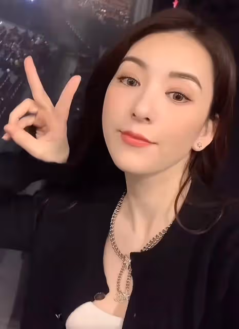 方媛帶全家支持老公演唱會，倆女兒全程跟唱，郭富城給妻女送飛吻