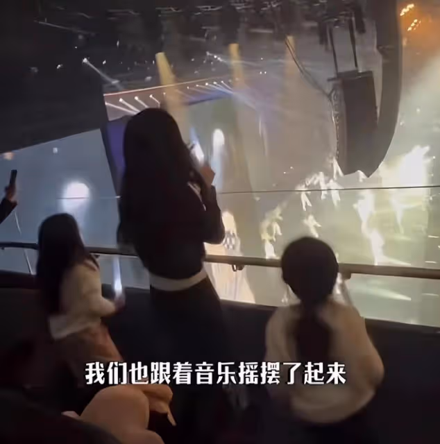 方媛帶全家支持老公演唱會，倆女兒全程跟唱，郭富城給妻女送飛吻