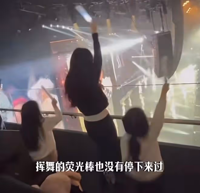 方媛帶全家支持老公演唱會，倆女兒全程跟唱，郭富城給妻女送飛吻