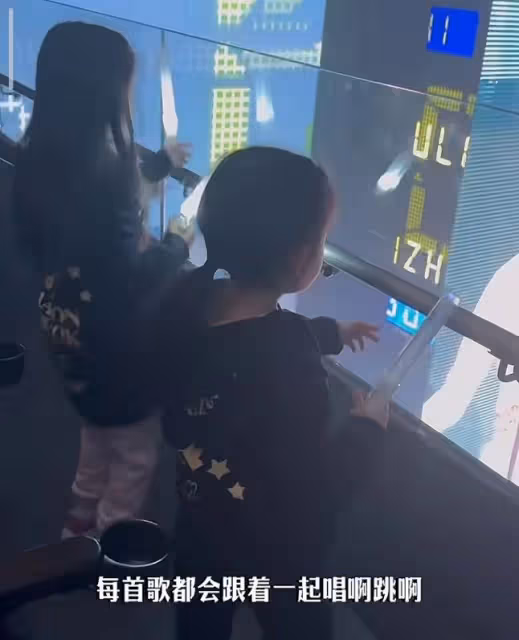 方媛帶全家支持老公演唱會，倆女兒全程跟唱，郭富城給妻女送飛吻