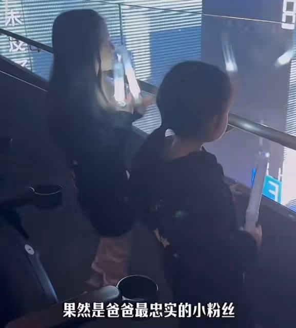 方媛帶全家支持老公演唱會，倆女兒全程跟唱，郭富城給妻女送飛吻