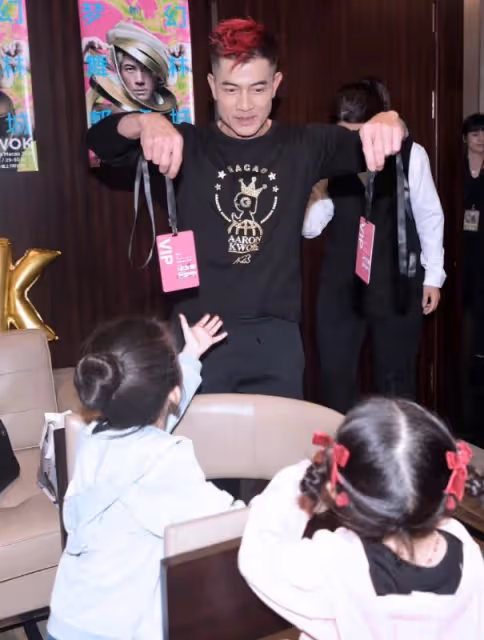 方媛帶全家支持老公演唱會，倆女兒全程跟唱，郭富城給妻女送飛吻