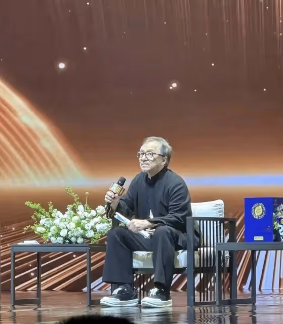 成龍杭州頂級豪宅內景曝光!裝修似豪華宮殿,用18k金打造天花板