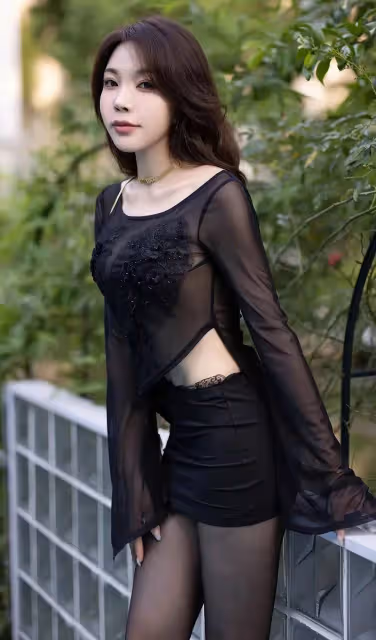 時尚床上秀:美女酒紅禮服,曲線嫵媚,黑絲修長美腿,姿態如畫,令人陶醉!