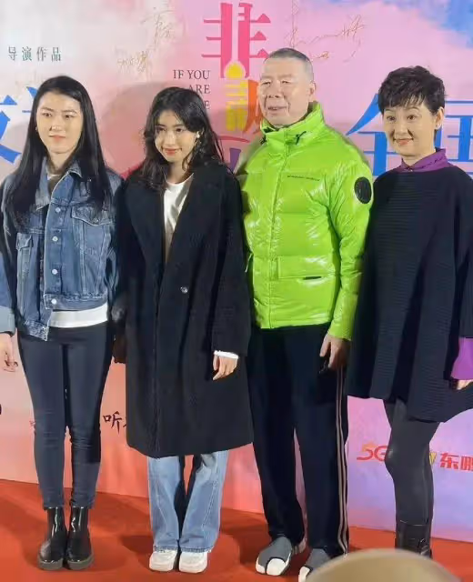 18歲徐朵曬全家福迎成人禮,五官像極了馮小剛,養父母設宴辦派對