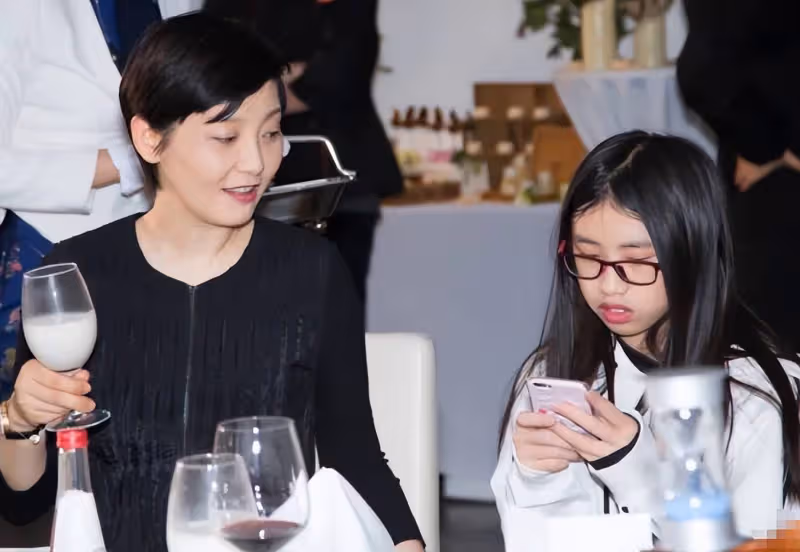 18歲徐朵曬全家福迎成人禮,五官像極了馮小剛,養父母設宴辦派對