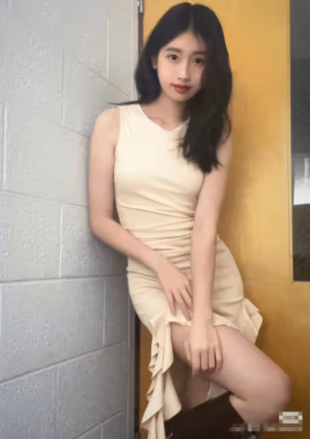 18歲徐朵曬全家福迎成人禮,五官像極了馮小剛,養父母設宴辦派對