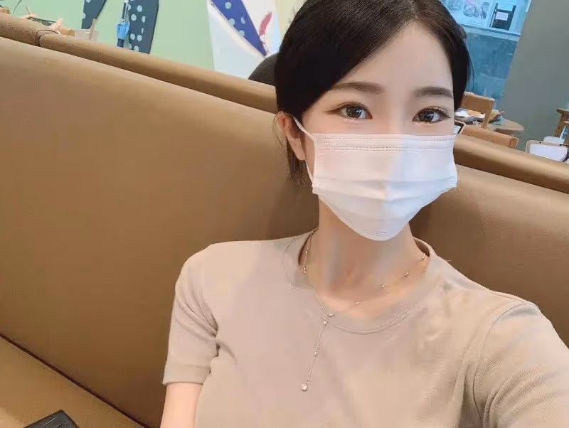 空姐擁有完美身材卻孤身一人,決定辭職投入健身與相親,尋找生命中的另一半