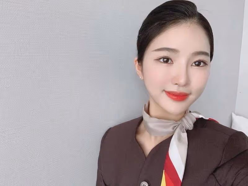空姐擁有完美身材卻孤身一人,決定辭職投入健身與相親,尋找生命中的另一半