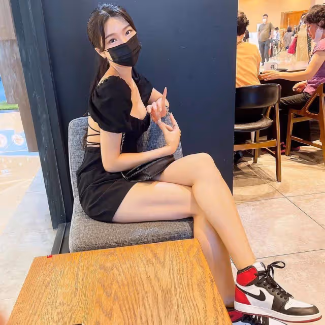 空姐擁有完美身材卻孤身一人,決定辭職投入健身與相親,尋找生命中的另一半
