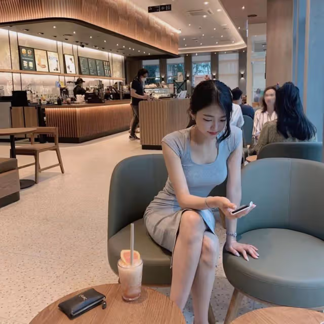 空姐擁有完美身材卻孤身一人,決定辭職投入健身與相親,尋找生命中的另一半