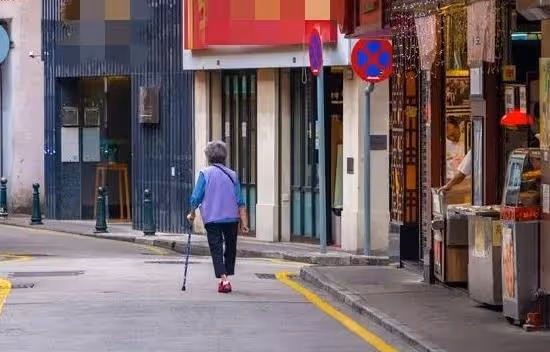 65歲大爺哭訴:退休金5千回鄉養老成月光族,3年後家沒了,後悔啊