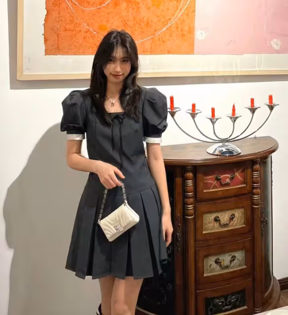 馮小剛慶祝養女滿18歲,徐小朵與爸媽幸福同框,打扮精緻名媛范足