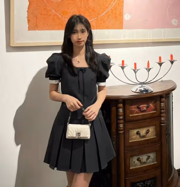 馮小剛慶祝養女滿18歲,徐小朵與爸媽幸福同框,打扮精緻名媛范足