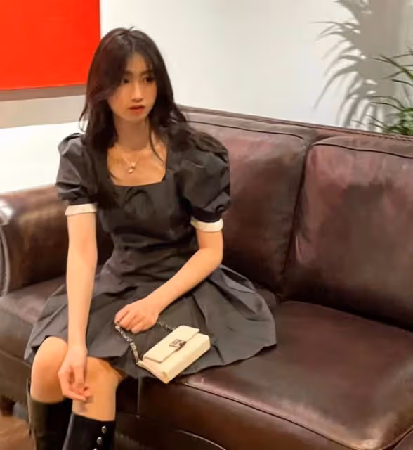 馮小剛慶祝養女滿18歲,徐小朵與爸媽幸福同框,打扮精緻名媛范足