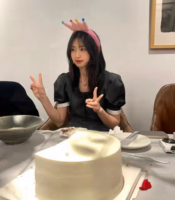 馮小剛慶祝養女滿18歲,徐小朵與爸媽幸福同框,打扮精緻名媛范足