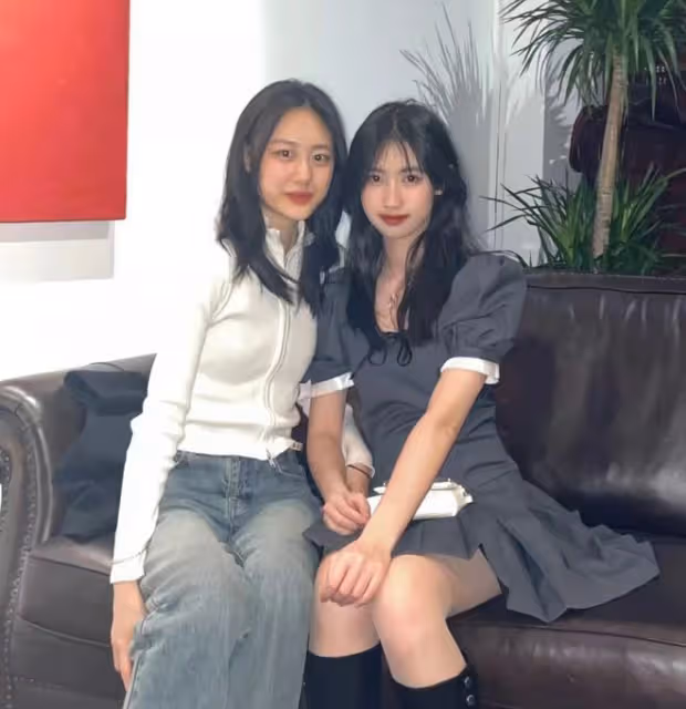 馮小剛慶祝養女滿18歲,徐小朵與爸媽幸福同框,打扮精緻名媛范足