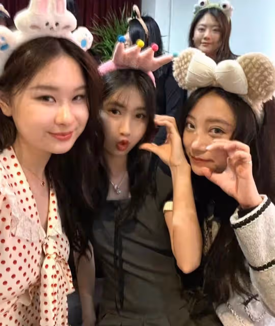馮小剛慶祝養女滿18歲,徐小朵與爸媽幸福同框,打扮精緻名媛范足