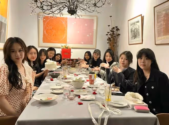 馮小剛慶祝養女滿18歲,徐小朵與爸媽幸福同框,打扮精緻名媛范足