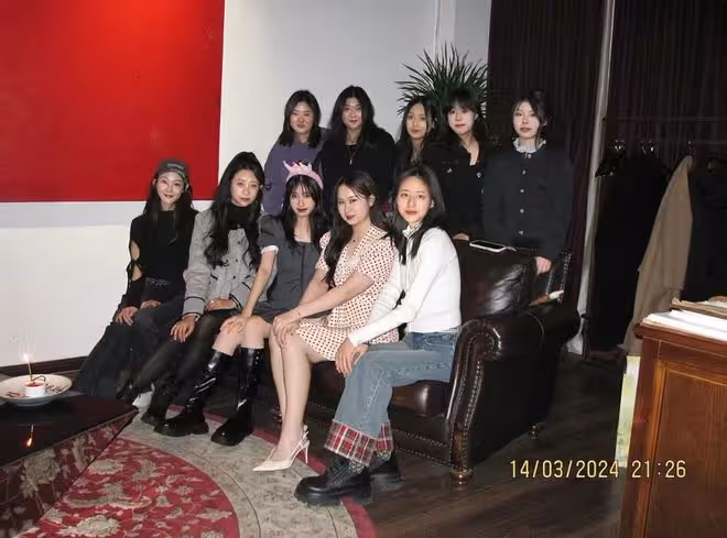 馮小剛慶祝養女滿18歲,徐小朵與爸媽幸福同框,打扮精緻名媛范足