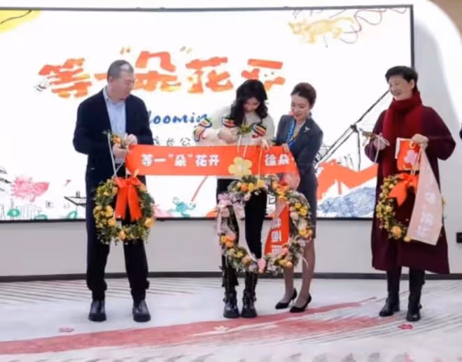 馮小剛慶祝養女滿18歲,徐小朵與爸媽幸福同框,打扮精緻名媛范足