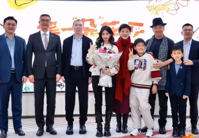馮小剛慶祝養女滿18歲,徐小朵與爸媽幸福同框,打扮精緻名媛范足