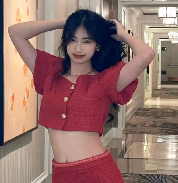馮小剛慶祝養女滿18歲,徐小朵與爸媽幸福同框,打扮精緻名媛范足