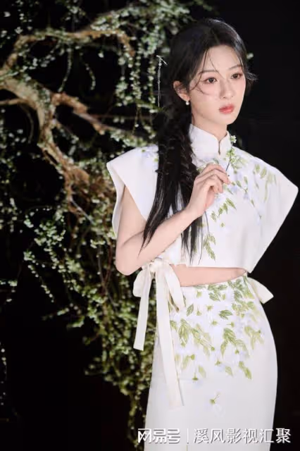 楊紫雜誌瘦出馬甲線?撞衫張予曦引發爭議,紅絲襪被網友無情吐槽