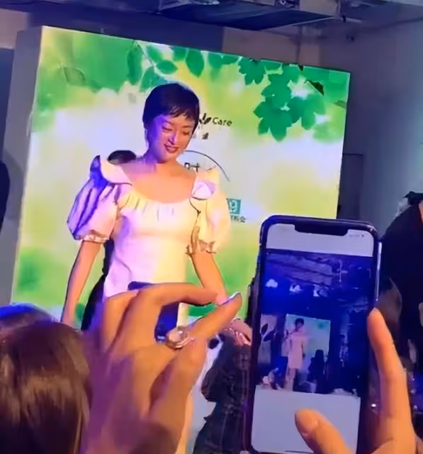 孫儷同框周迅輸慘!學鞏俐裸妝無氣色無氣場,周迅塗紅唇驚艷四座