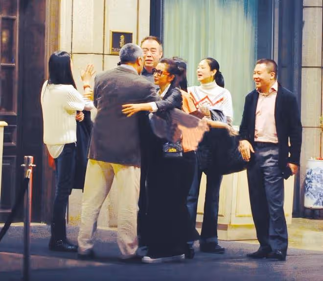 陳紅李冰冰差4歲,一個不修邊幅似農家大嬸,一個時髦似大學生