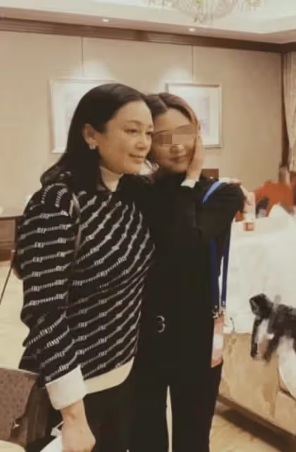 陳紅李冰冰差4歲,一個不修邊幅似農家大嬸,一個時髦似大學生