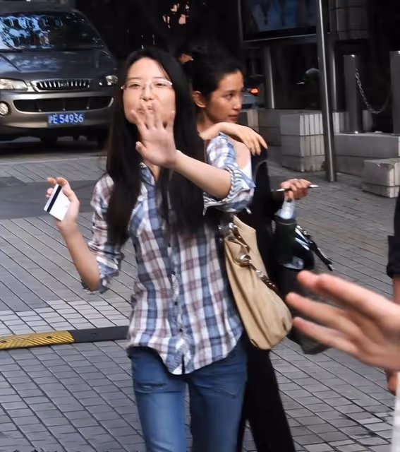 陳紅李冰冰差4歲,一個不修邊幅似農家大嬸,一個時髦似大學生