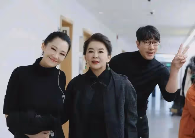 許晴跟胡慧中同框似母女!一個風姿卓越,一個皺紋橫生儼然老奶奶