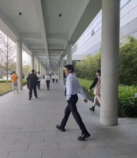 撒貝寧私下狀態曝光:走路帶風、親和力滿分,網友直呼太迷人!