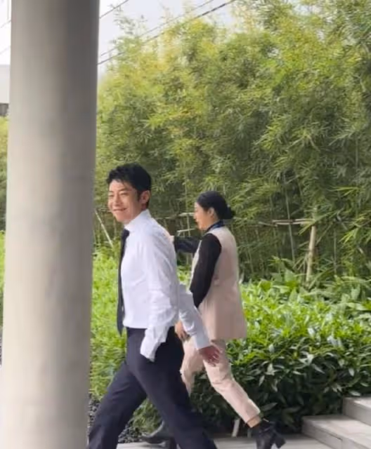 撒貝寧私下狀態曝光:走路帶風、親和力滿分,網友直呼太迷人!