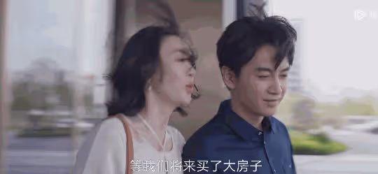 這一次,被勒出贅肉的童瑤,把她的「中年尷尬」展現得淋漓盡致