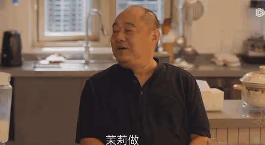 這一次,被勒出贅肉的童瑤,把她的「中年尷尬」展現得淋漓盡致