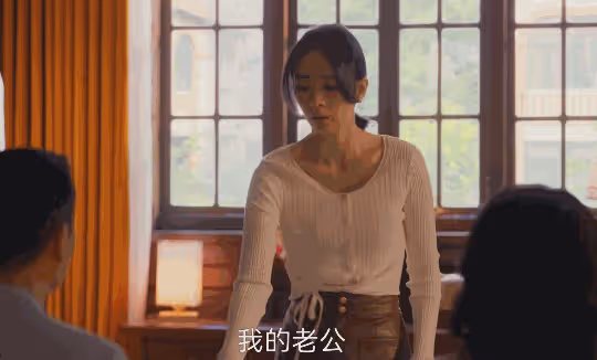 這一次,被勒出贅肉的童瑤,把她的「中年尷尬」展現得淋漓盡致