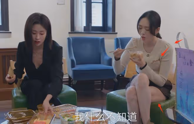 這一次,被勒出贅肉的童瑤,把她的「中年尷尬」展現得淋漓盡致
