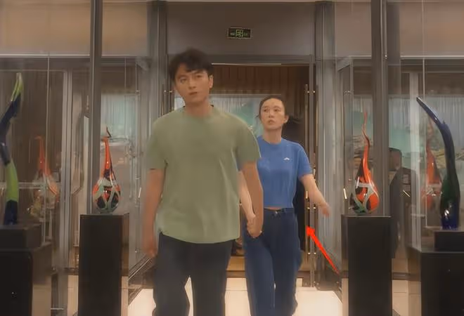這一次,被勒出贅肉的童瑤,把她的「中年尷尬」展現得淋漓盡致