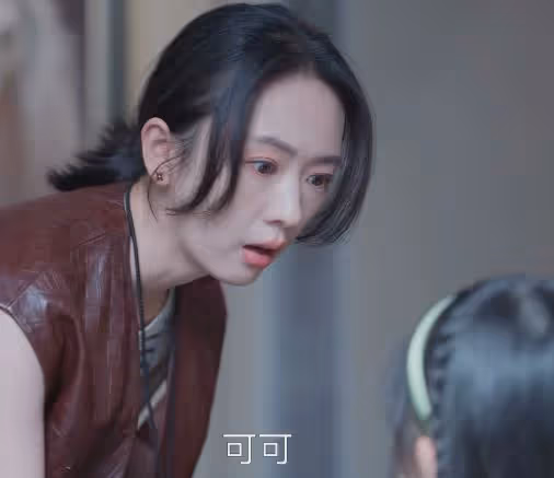 這一次,被勒出贅肉的童瑤,把她的「中年尷尬」展現得淋漓盡致